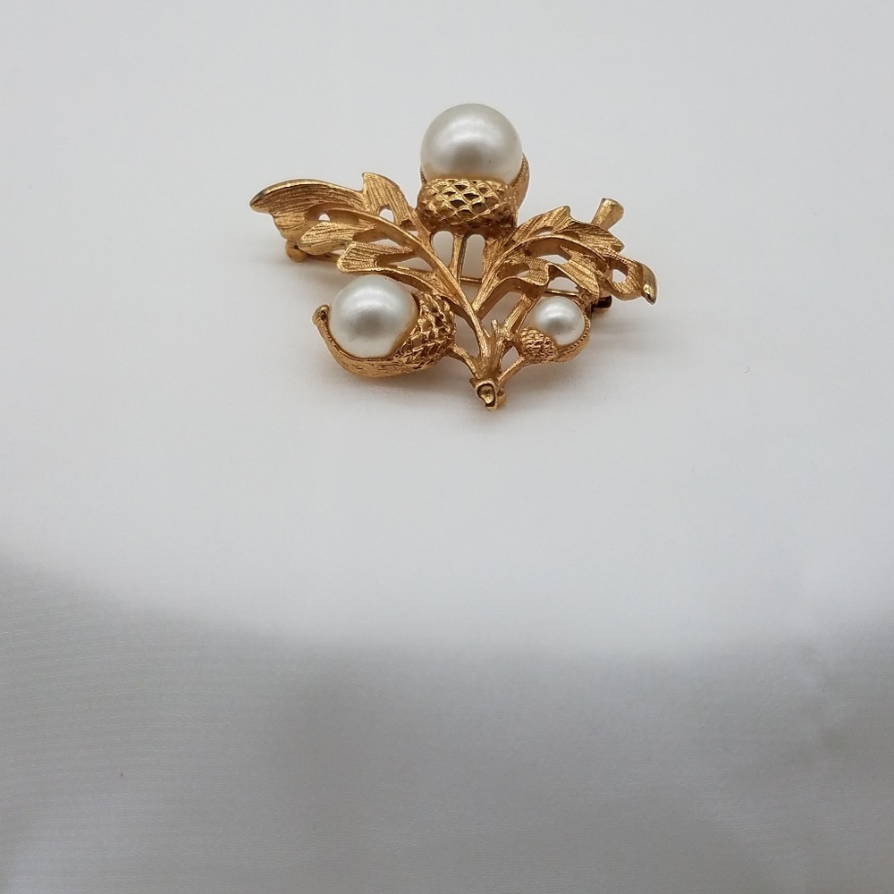 Avon brooch vintage signed goldtoneFaux Pearls - Picture 7 of 7